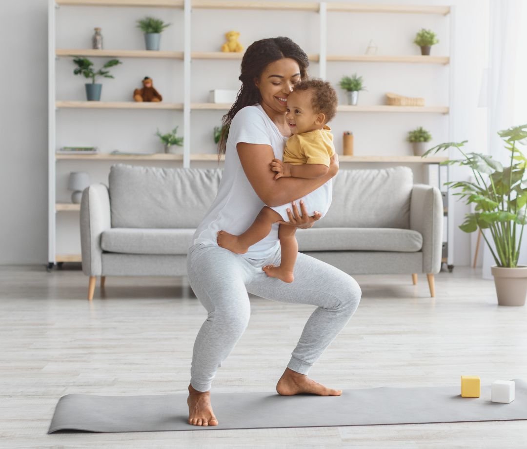 Mamá realizando ejercicios postparto con su bebé para recuperar la figura de forma divertida y segura