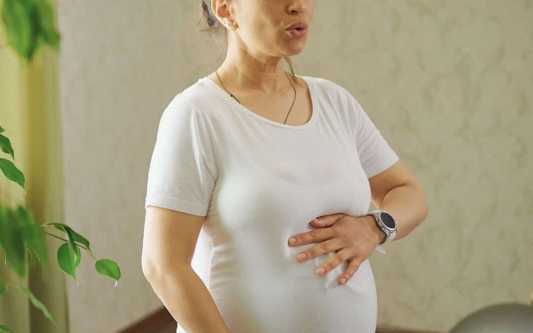 Mujer embarazada practicando ejercicios de respiración para controlar la ansiedad durante el embarazo
